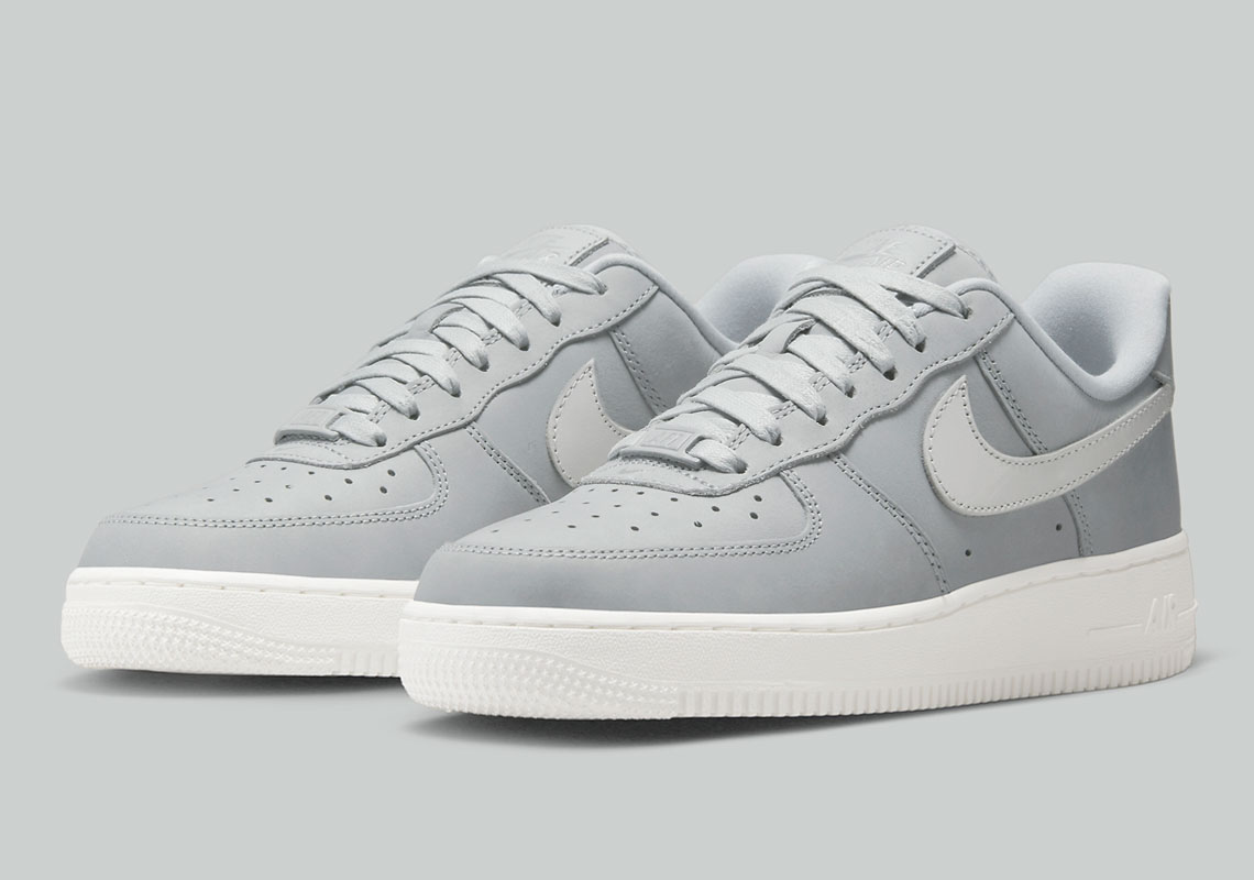 Nike Air Force 1 "Untility" với màu xám và logo trắng