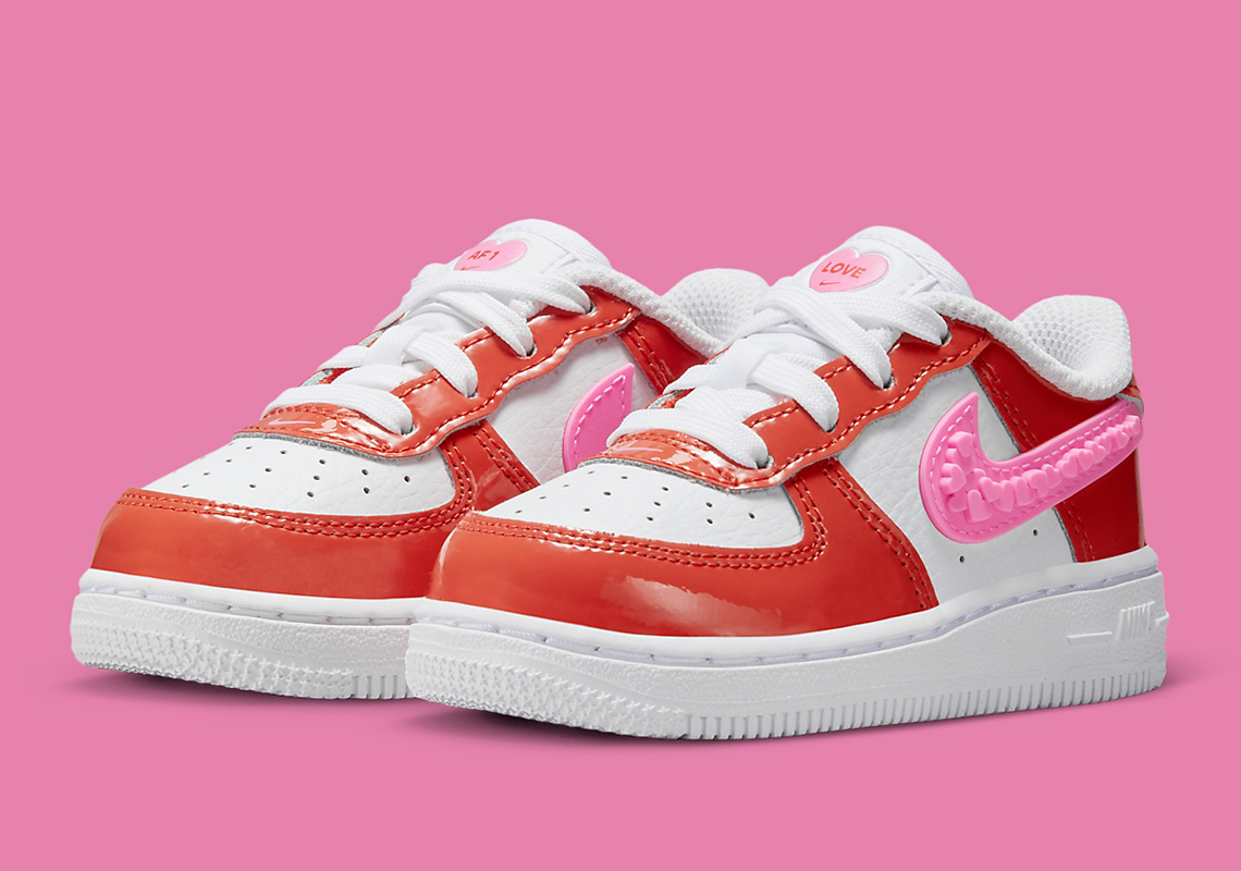 Nike Air Force 1 Valentine's Day 2023 đã mang màu hồng lên logo - 1