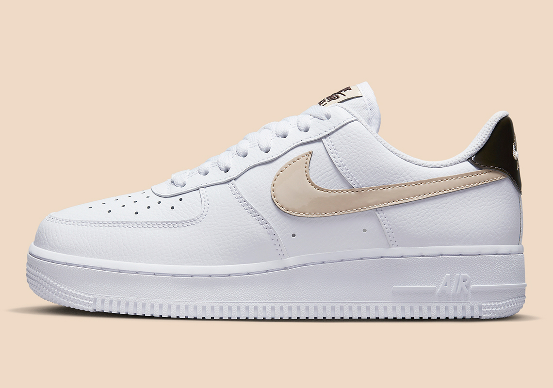 Nike Air Force 1 với màu trắng và phần gót giày màu nâu thẫm - 2