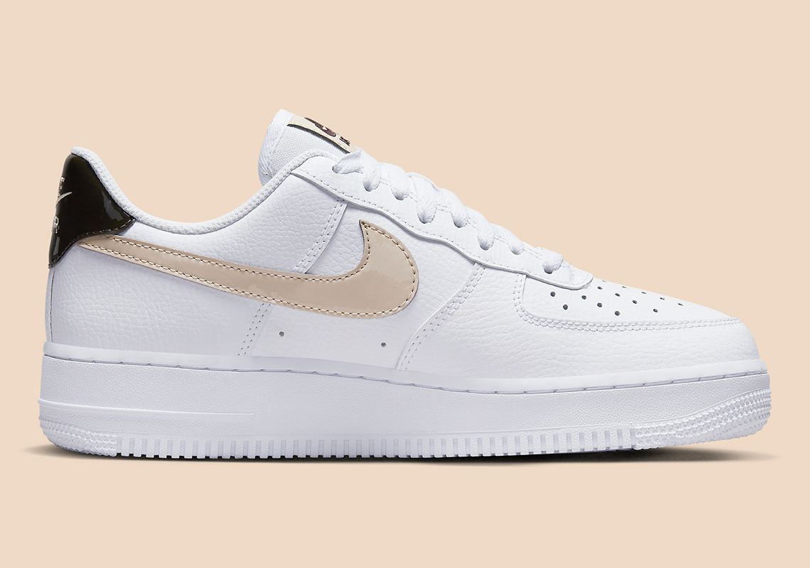 Nike Air Force 1 với màu trắng và phần gót giày màu nâu thẫm - 3
