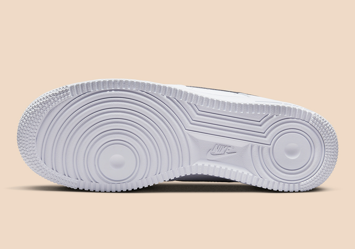 Nike Air Force 1 với màu trắng và phần gót giày màu nâu thẫm - 6