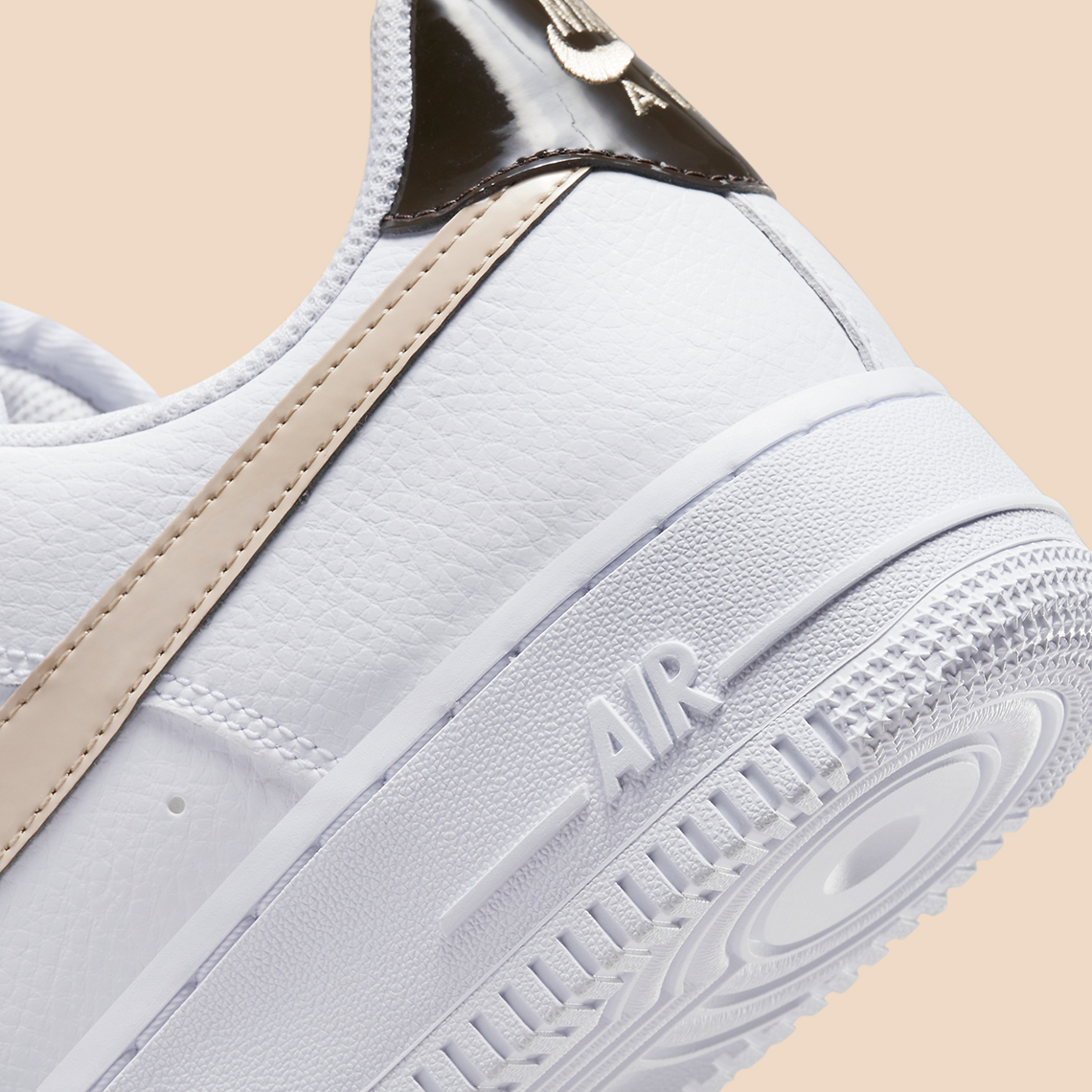 Nike Air Force 1 với màu trắng và phần gót giày màu nâu thẫm - 8