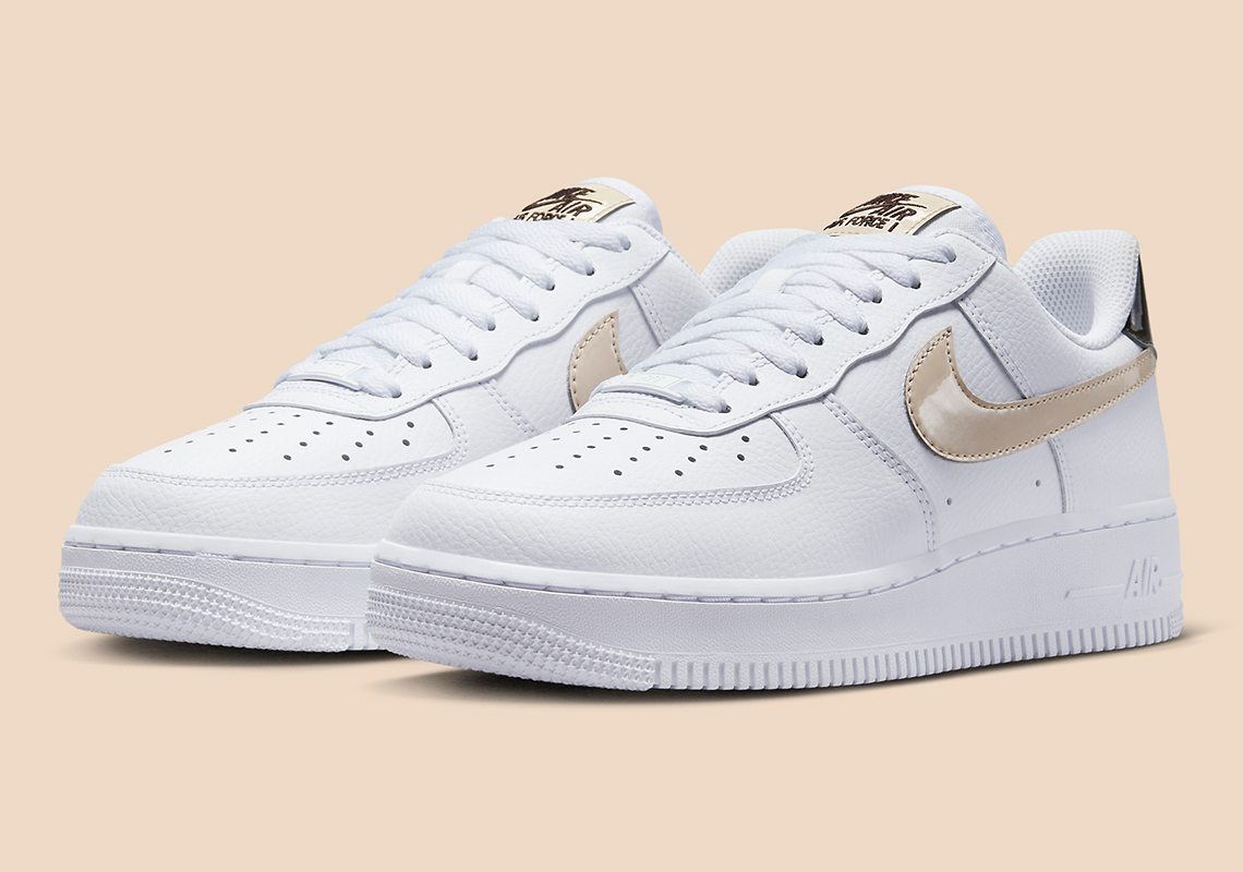 Nike Air Force 1 với màu trắng và phần gót giày màu nâu thẫm