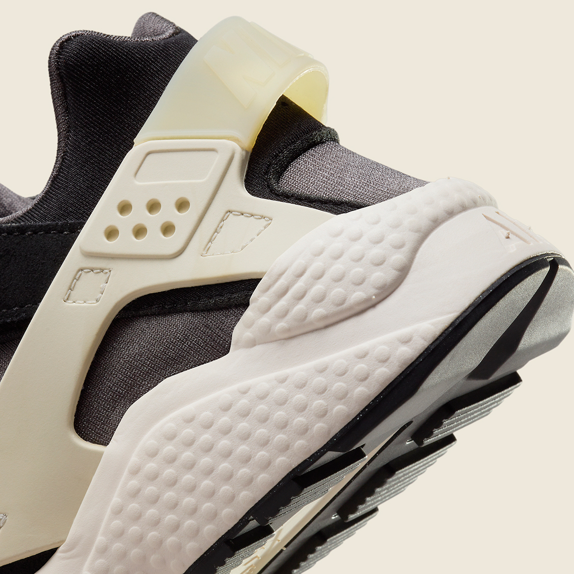 Nike Air Huarache: Bản Sắc Thu Đông với Màu Đen và Xám - 8