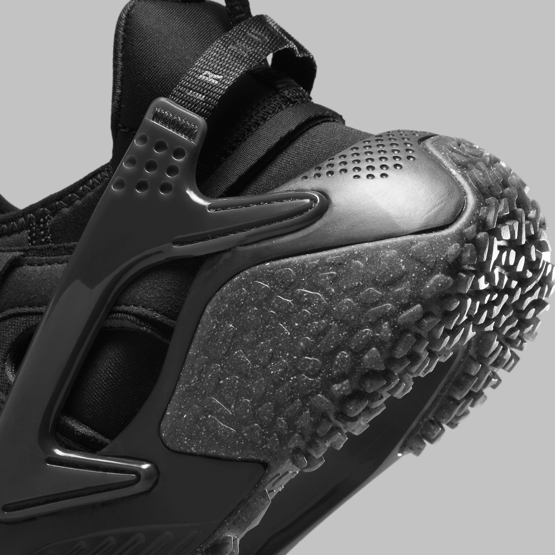 Nike Air Huarache Craft mới có một cái nhìn toàn màu đen - 8