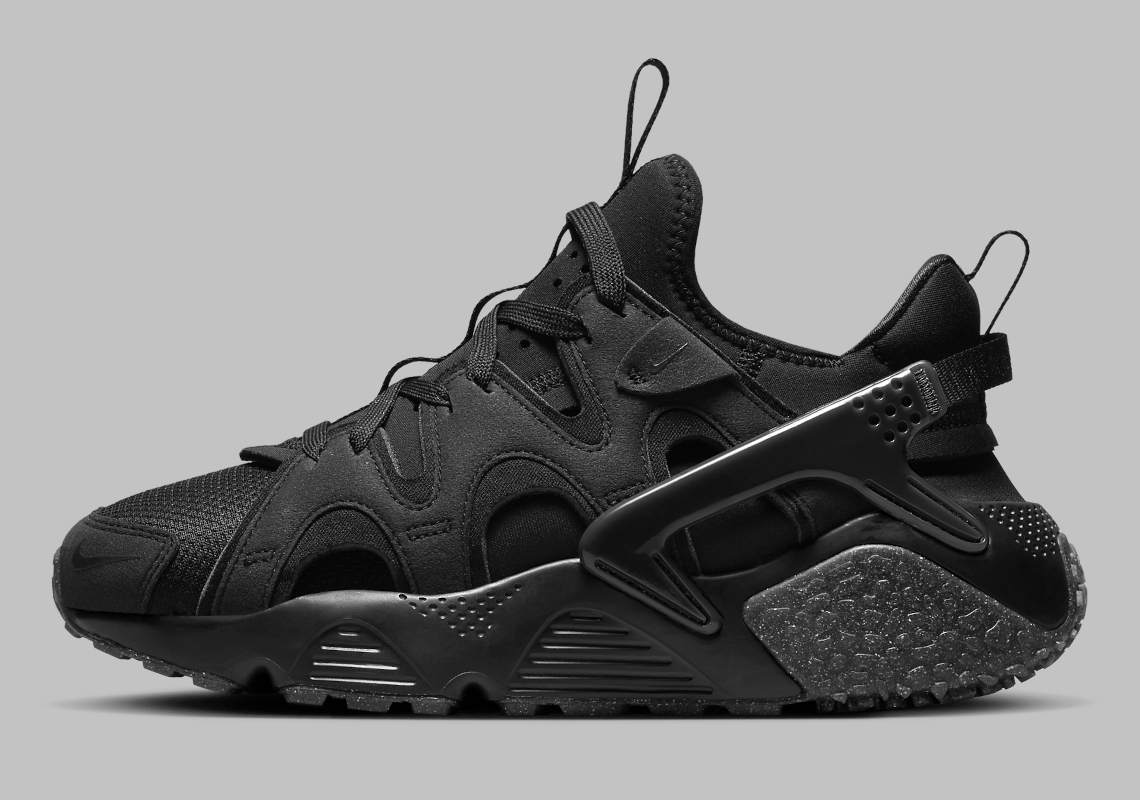 Nike Air Huarache Craft mới có một cái nhìn toàn màu đen