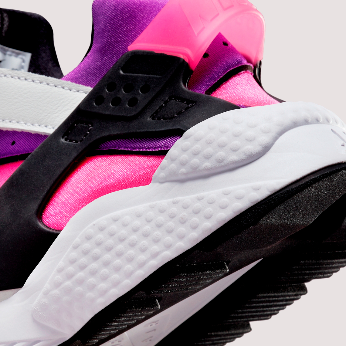Nike Air Huarache Hyper Pink: Hòa Mình Trong Sắ - 8