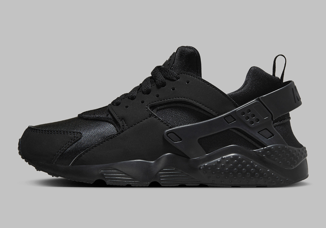 Nike Air Huarache 'Triple Black': Đôi Giày Đen Hoàn Hảo cho Thế Hệ Trẻ - 2