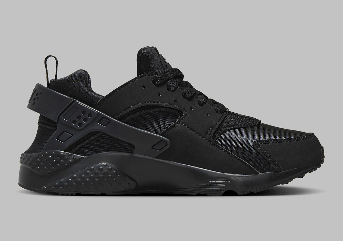 Nike Air Huarache 'Triple Black': Đôi Giày Đen Hoàn Hảo cho Thế Hệ Trẻ - 3