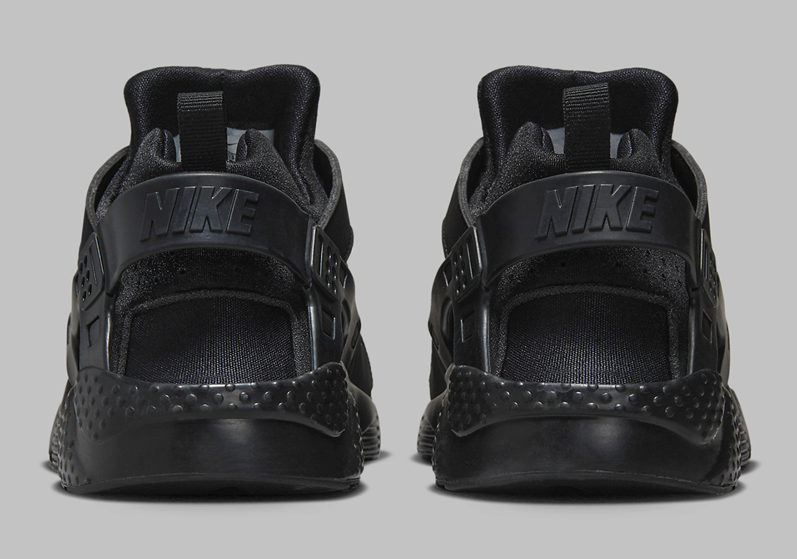 Nike Air Huarache 'Triple Black': Đôi Giày Đen Hoàn Hảo cho Thế Hệ Trẻ - 4