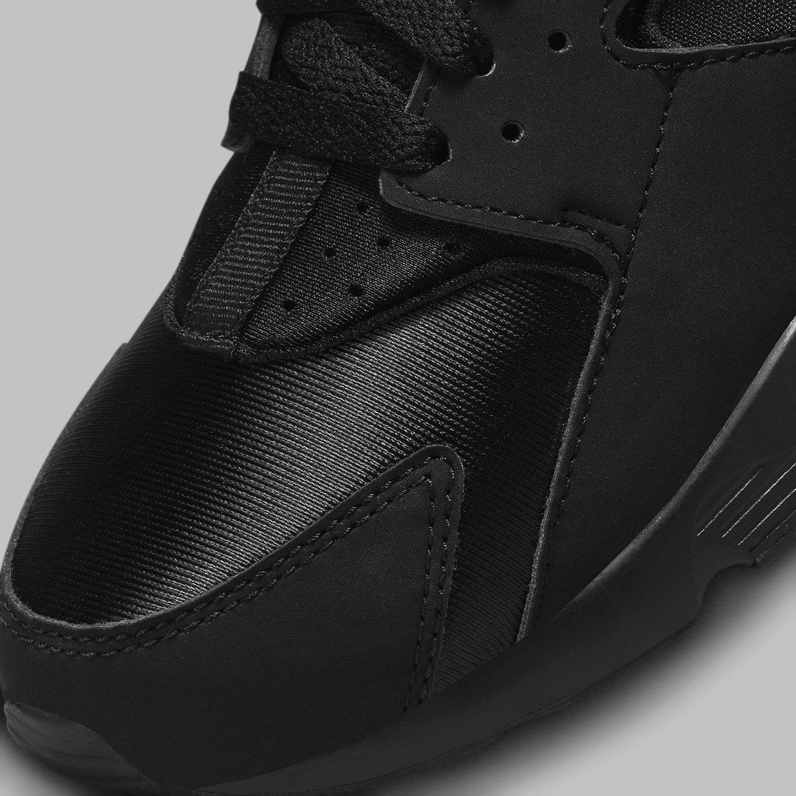 Nike Air Huarache 'Triple Black': Đôi Giày Đen Hoàn Hảo cho Thế Hệ Trẻ - 7