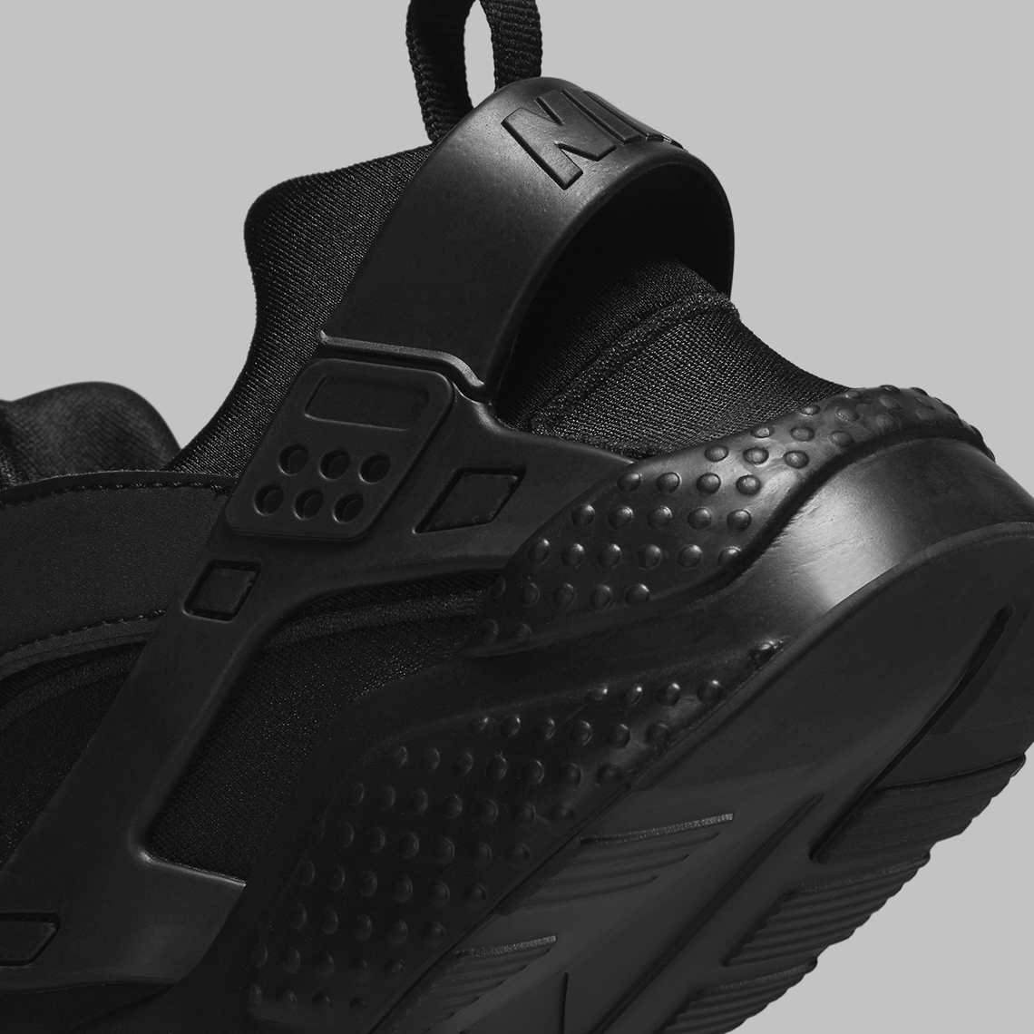 Nike Air Huarache 'Triple Black': Đôi Giày Đen Hoàn Hảo cho Thế Hệ Trẻ - 8