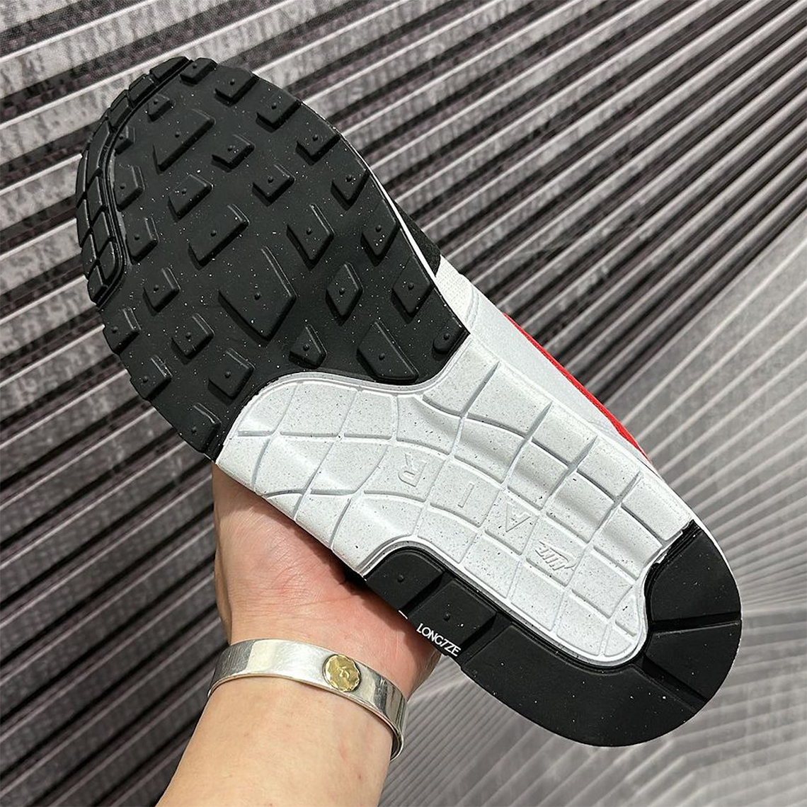 Nike Air Max 1 Chili 2022: Thiết kế mới, màu sắc cổ điển - 5