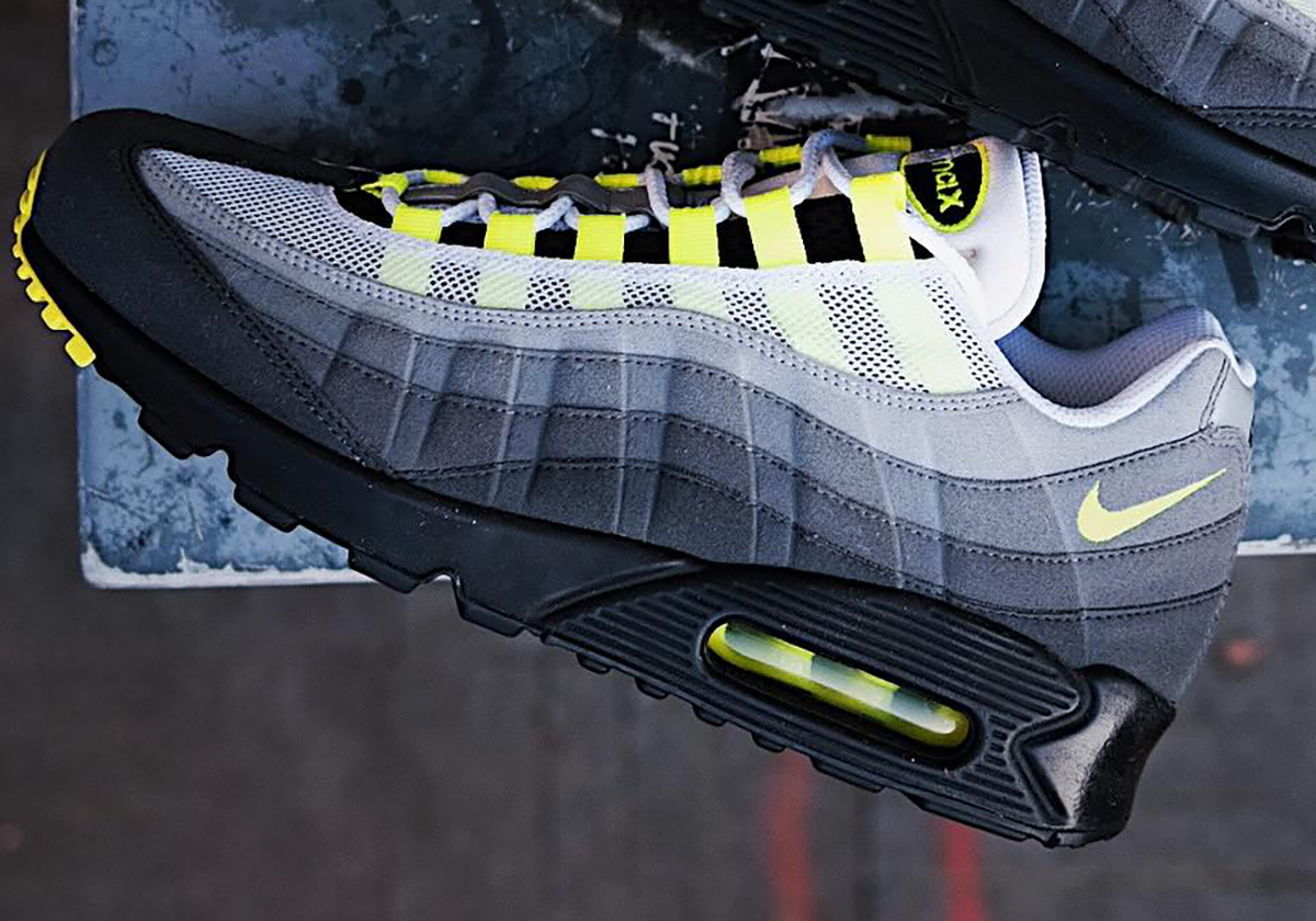 Nike Air Max 95/90: Sự Kết Hợp Mới Đầy Bất Ngờ - 1