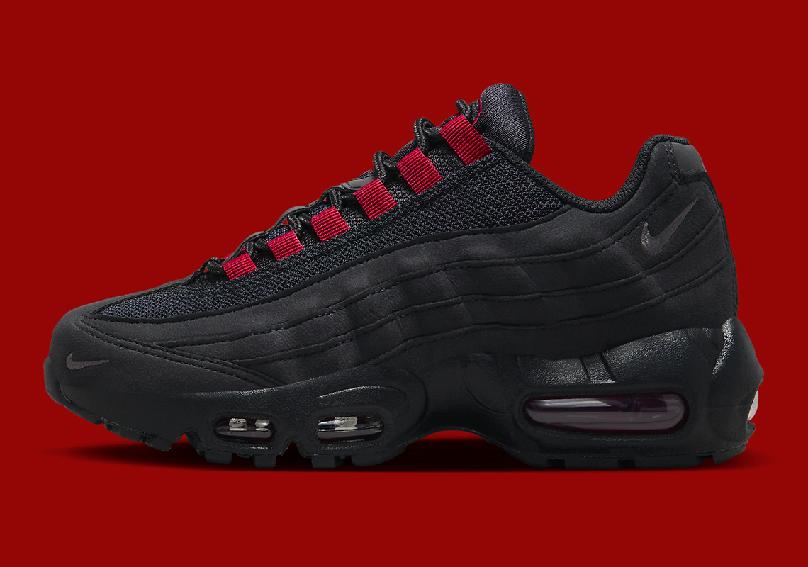 Nike Air Max 95 màu đen tối được tô điểm bởi gam màu đỏ đậm - 2