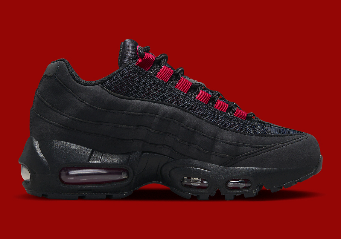 Nike Air Max 95 màu đen tối được tô điểm bởi gam màu đỏ đậm - 3