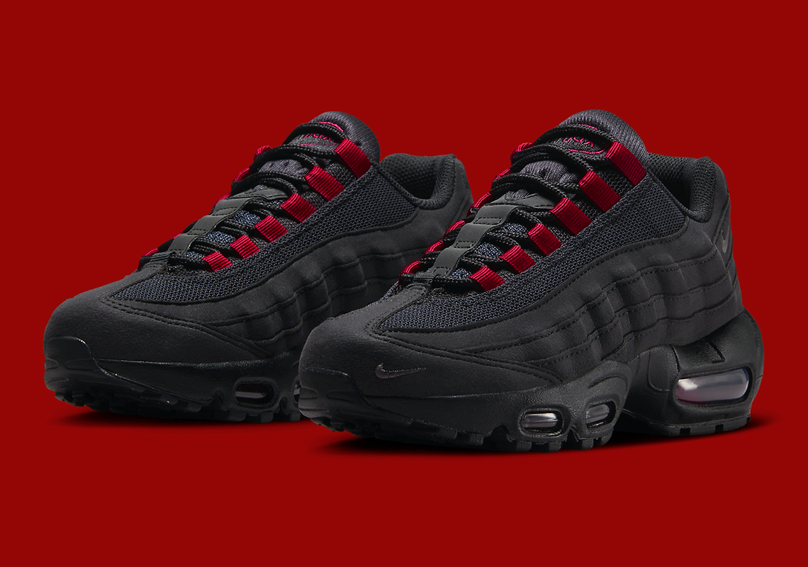 Nike Air Max 95 màu đen tối được tô điểm bởi gam màu đỏ đậm