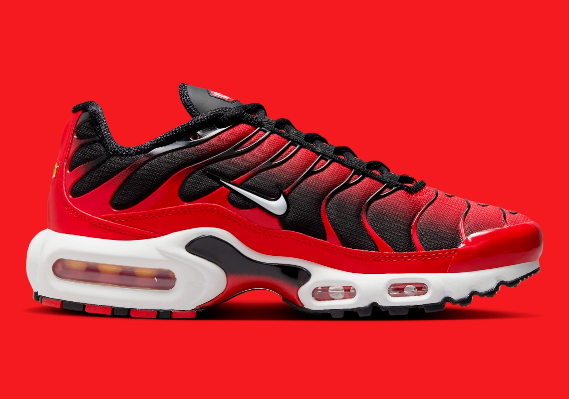 Nike Air Max Plus 25 Năm: Phiên Bản Mới Trong Tông Màu Đỏ Đen Kinh Điển - 3