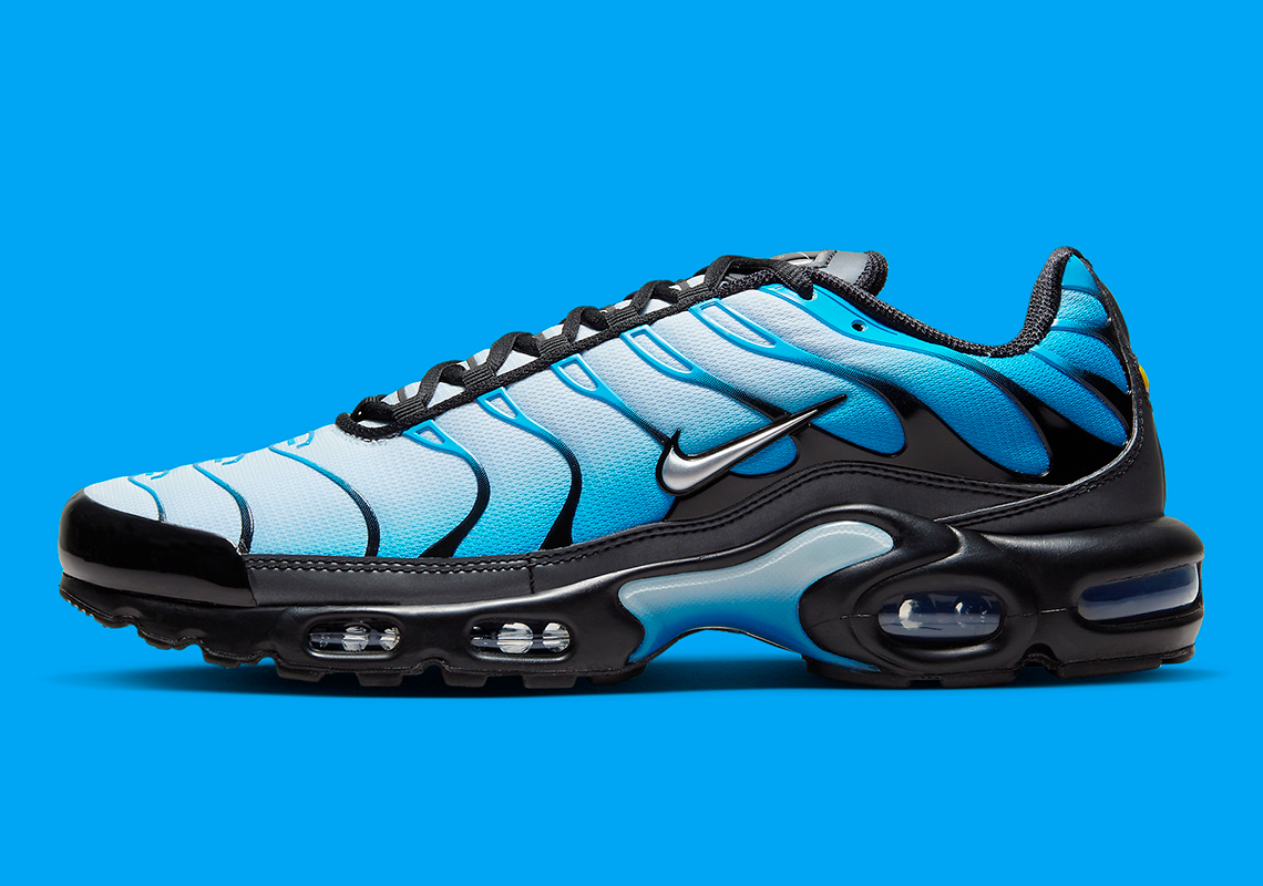  Nike Air Max Plus được chia sẻ với màu Gradient Xanh và Nhãn Chrome. - 1