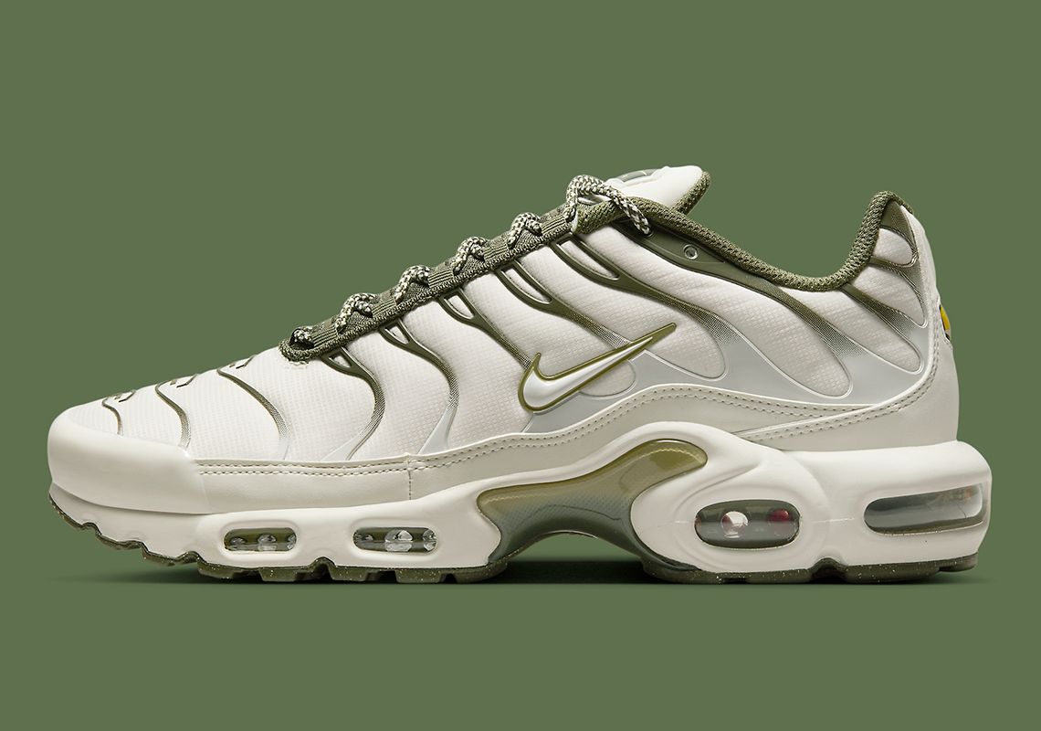 Nike Air Max Plus Kỉ niệm 25 năm: Phiên bản mới Light Bone và Olive độc đáo với kiểu dáng cổ điển.  - 1