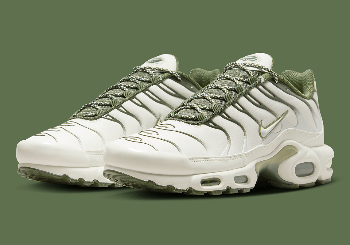 Nike Air Max Plus Kỉ niệm 25 năm: Phiên bản mới Light Bone và Olive độc đáo với kiểu dáng cổ điển.  - 2