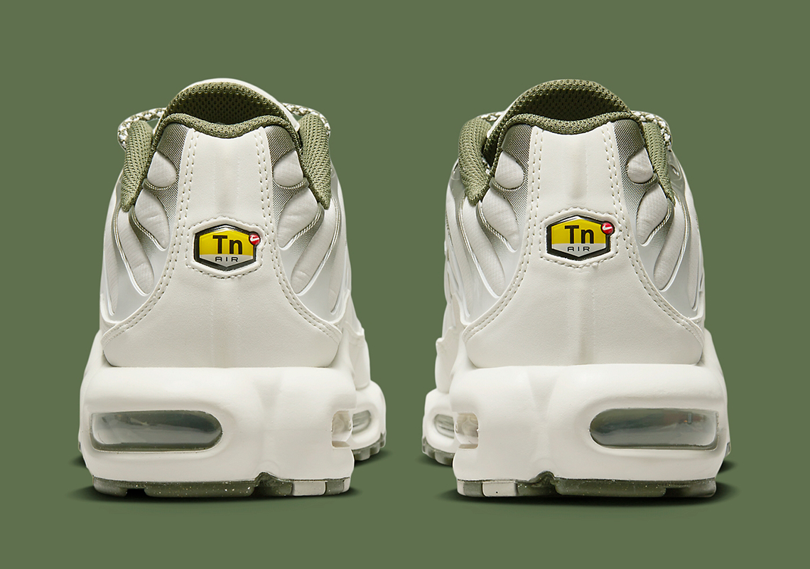 Nike Air Max Plus Kỉ niệm 25 năm: Phiên bản mới Light Bone và Olive độc đáo với kiểu dáng cổ điển.  - 5