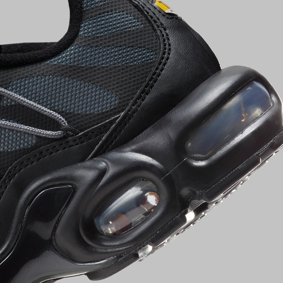 Nike Air Max Plus Kỷ Niệm 25 Năm: Màu Đen và Ghi Bạc Tinh Tế - 8