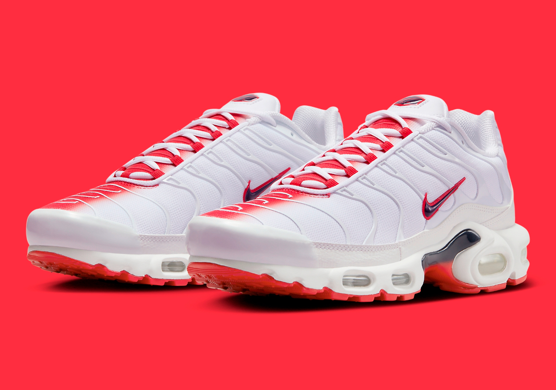 Nike Air Max Plus kỷ niệm 25 năm ra mắt với phiên bản gradient trắng/đỏ mới - 1