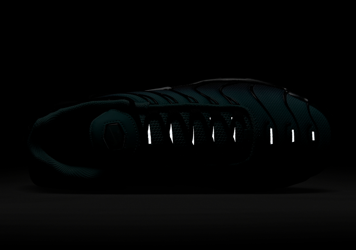 Nike Air Max Plus 'Light Retro': Kỷ Niệm 25 Năm với Biểu Tượng Biển Caribe - 10