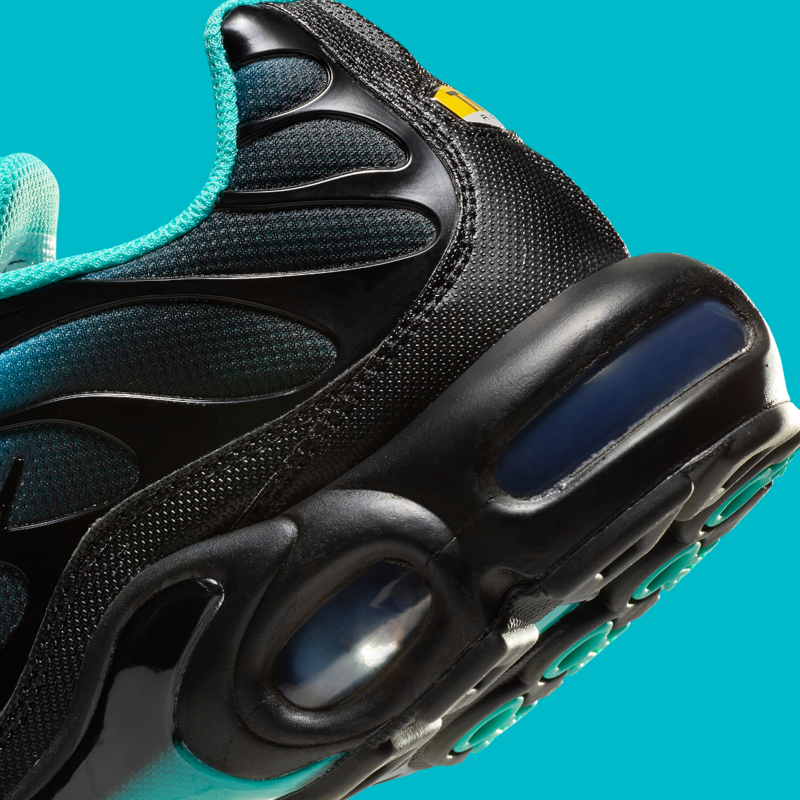 Nike Air Max Plus 'Light Retro': Kỷ Niệm 25 Năm với Biểu Tượng Biển Caribe - 9