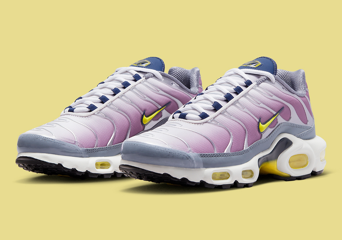 Nike Air Max Plus Plum kỷ niệm 25 năm với Swoosh và gradient màu lên chân - 1