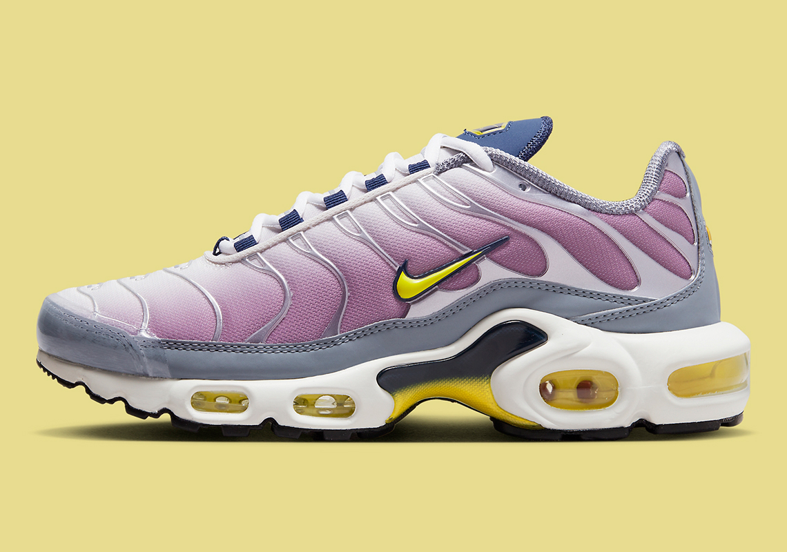 Nike Air Max Plus Plum kỷ niệm 25 năm với Swoosh và gradient màu lên chân - 2