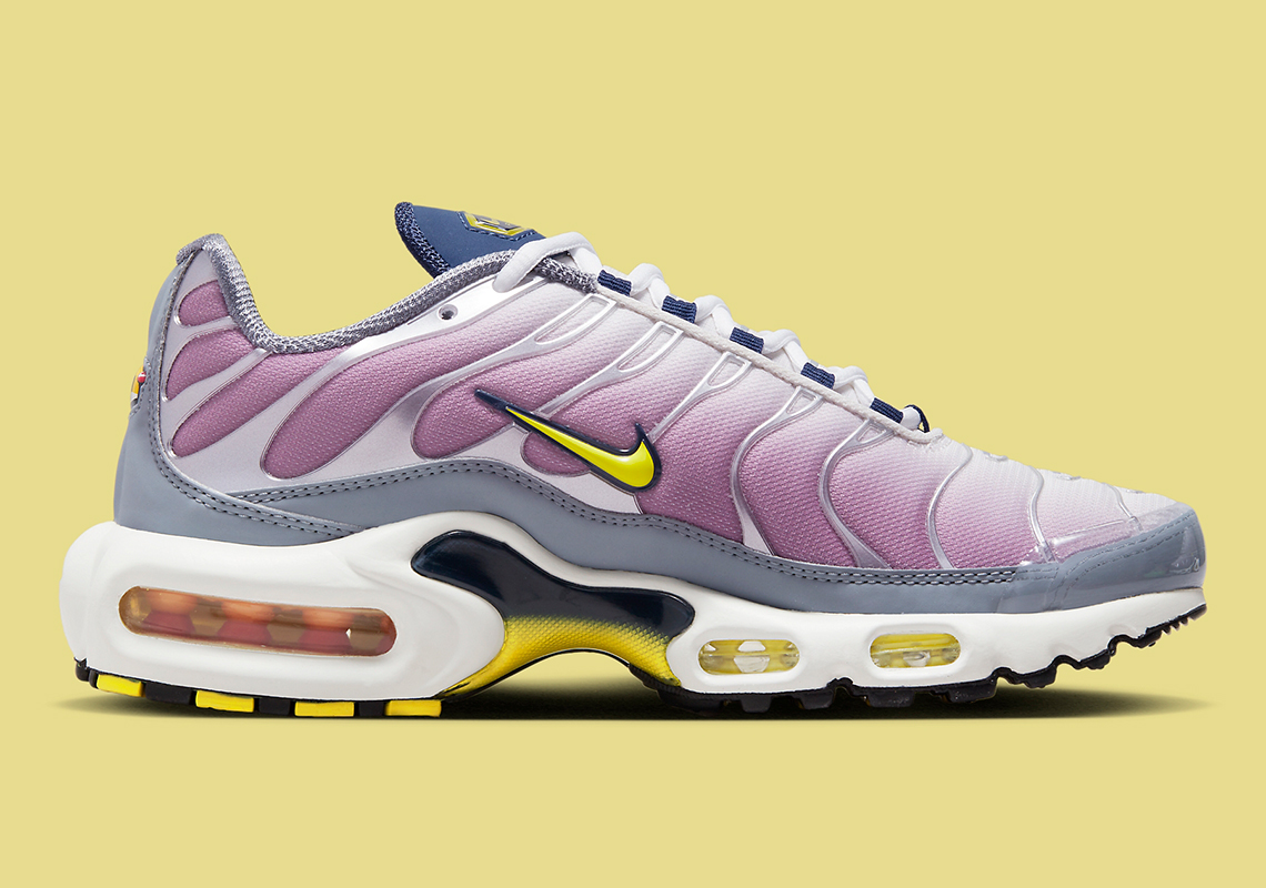 Nike Air Max Plus Plum kỷ niệm 25 năm với Swoosh và gradient màu lên chân - 3