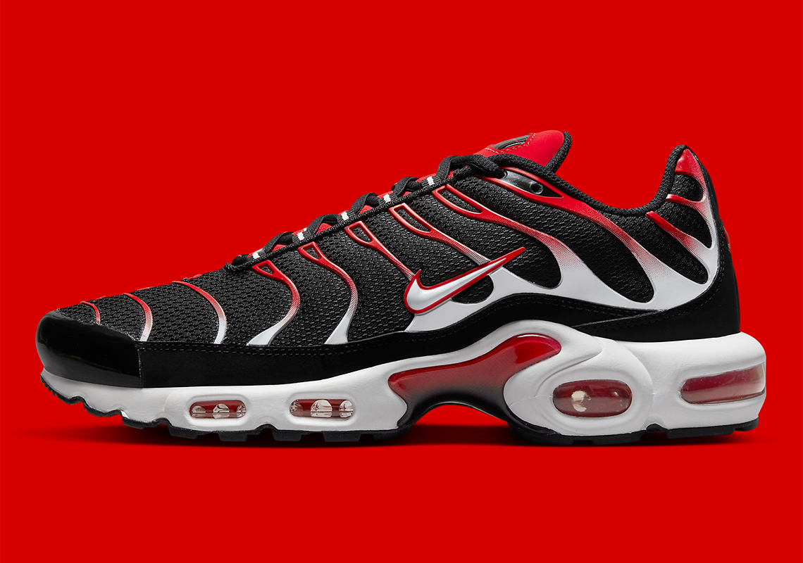 Nike Air Max Plus sẽ ra mắt vào năm 2023 với hai màu đen và đỏ - 2
