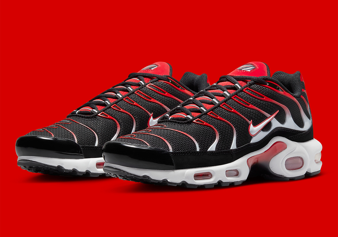 Nike Air Max Plus sẽ ra mắt vào năm 2023 với hai màu đen và đỏ