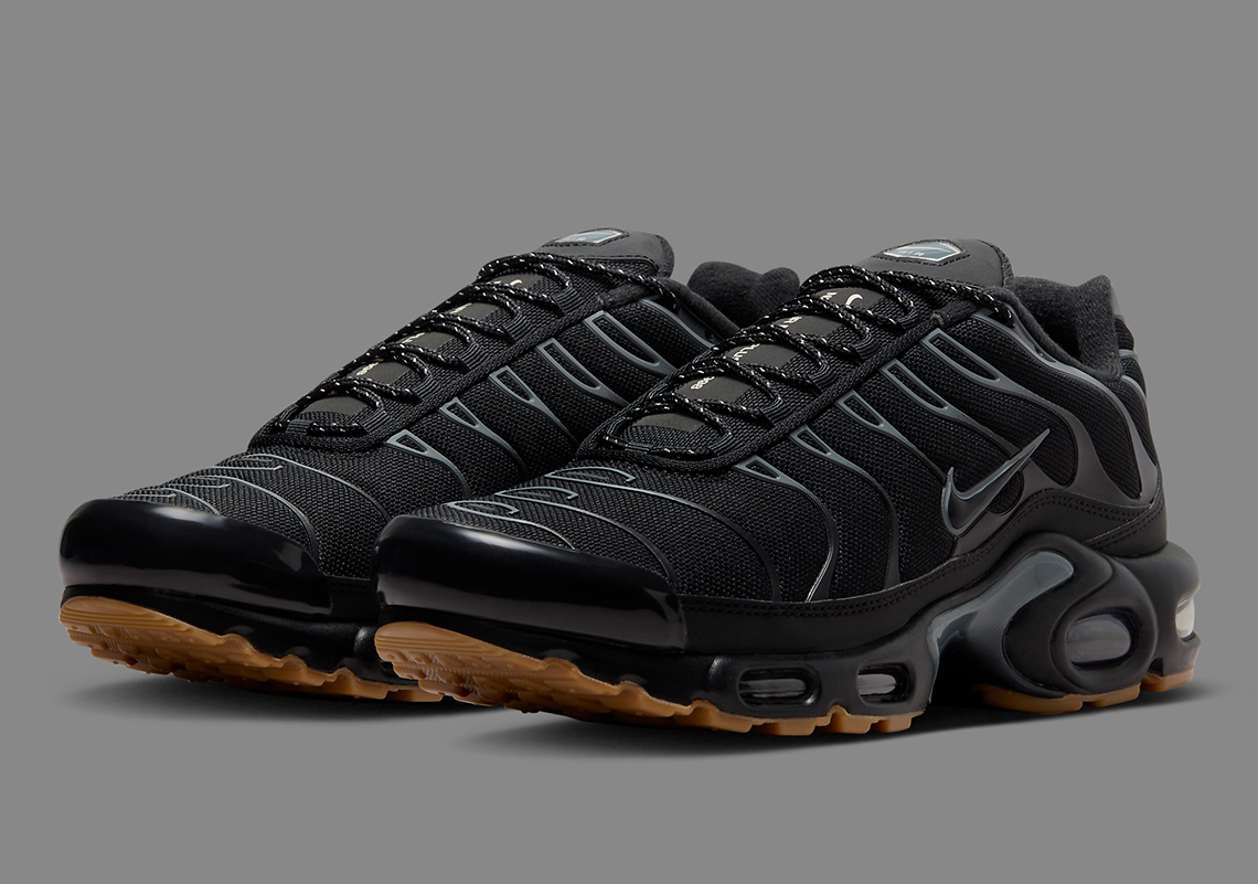 Nike Air Max Plus trở lại cơ bản với phiên bản mới: Sự hòa trộn tinh tế giữa màu đen và xám - 1