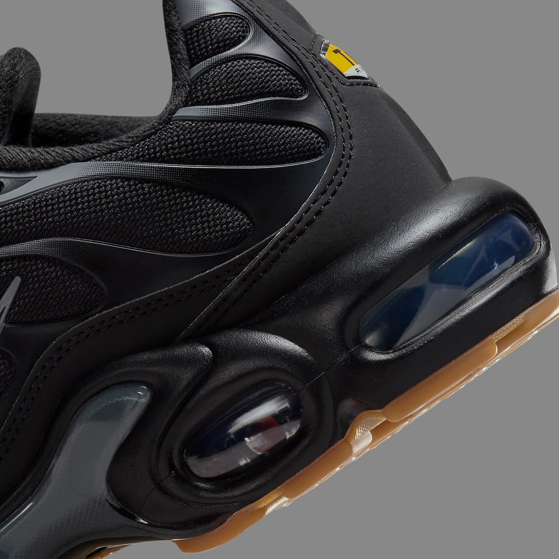 Nike Air Max Plus trở lại cơ bản với phiên bản mới: Sự hòa trộn tinh tế giữa màu đen và xám - 8