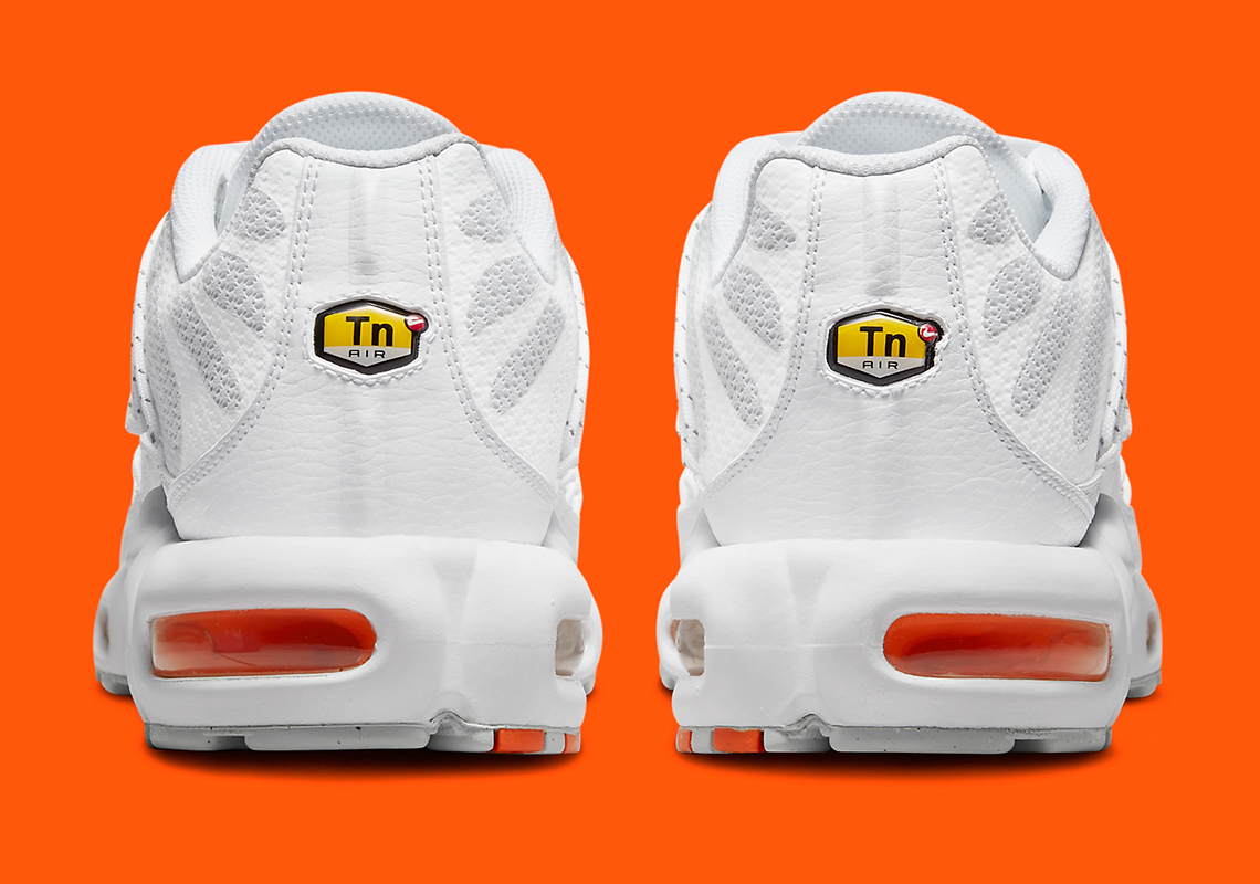 Nike Air Max Plus với các điểm nhấn màu cam rực rỡ  - 4