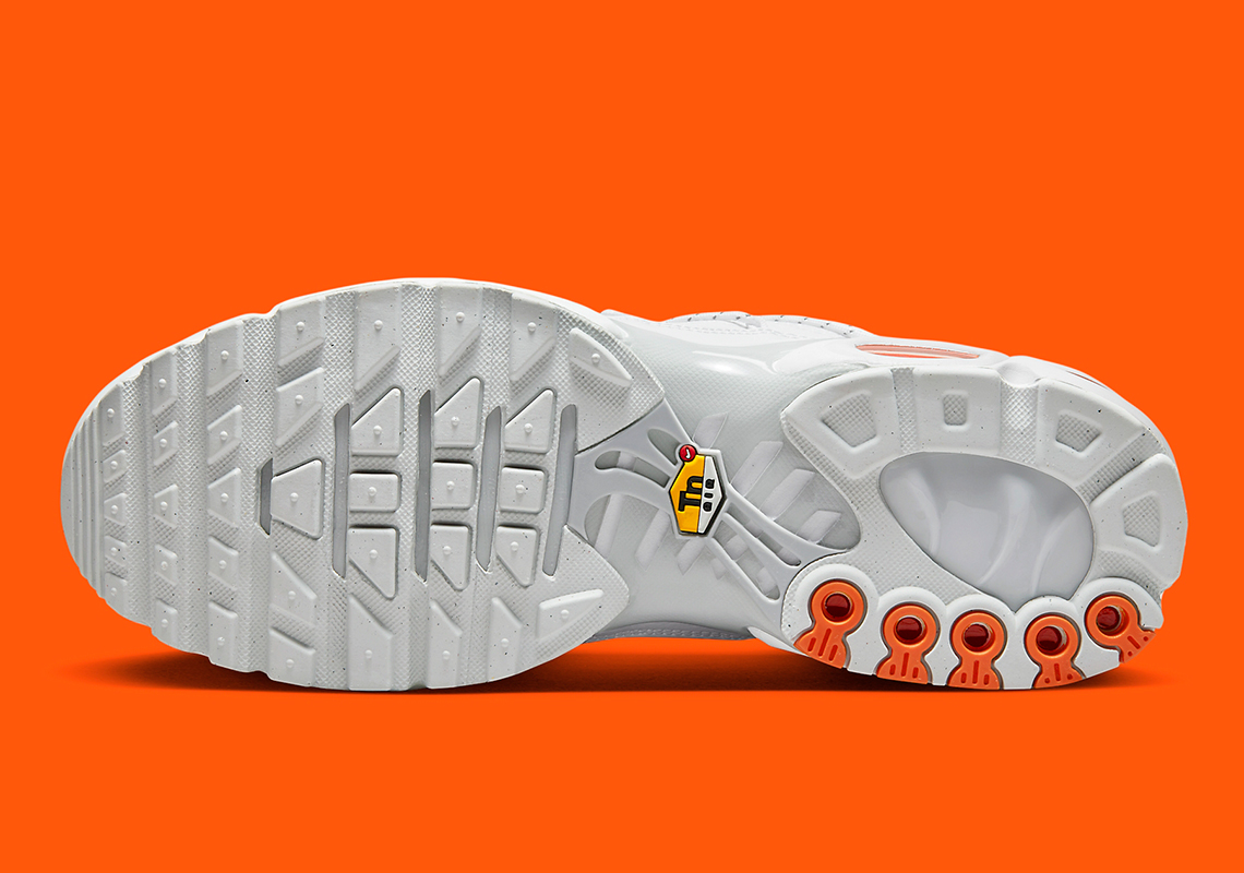 Nike Air Max Plus với các điểm nhấn màu cam rực rỡ  - 5