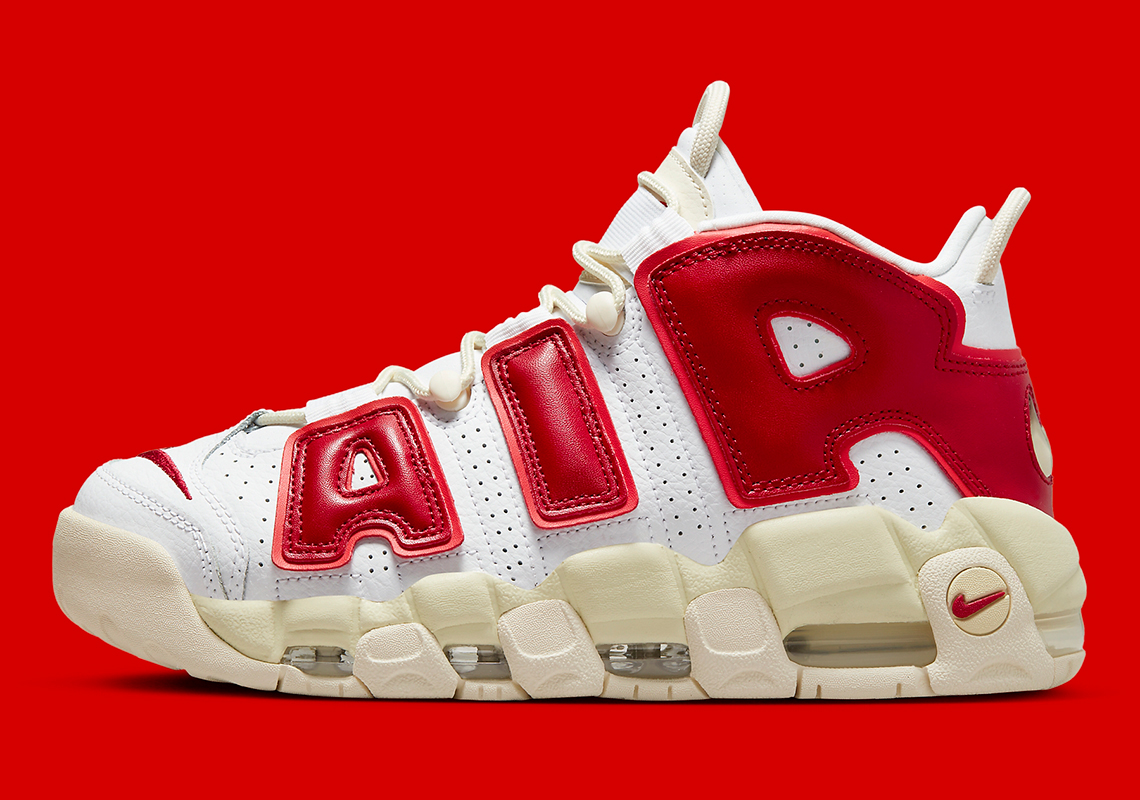 Nike Air More Uptempo nổi bật với chữ màu đỏ tươi - 1