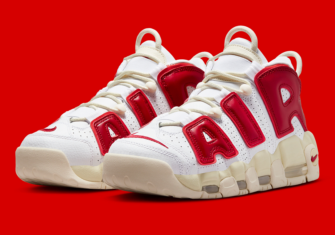 Nike Air More Uptempo nổi bật với chữ màu đỏ tươi - 2
