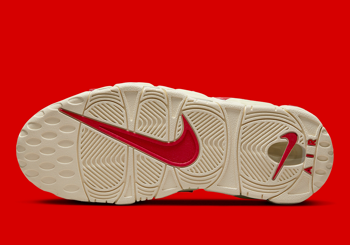 Nike Air More Uptempo nổi bật với chữ màu đỏ tươi - 6
