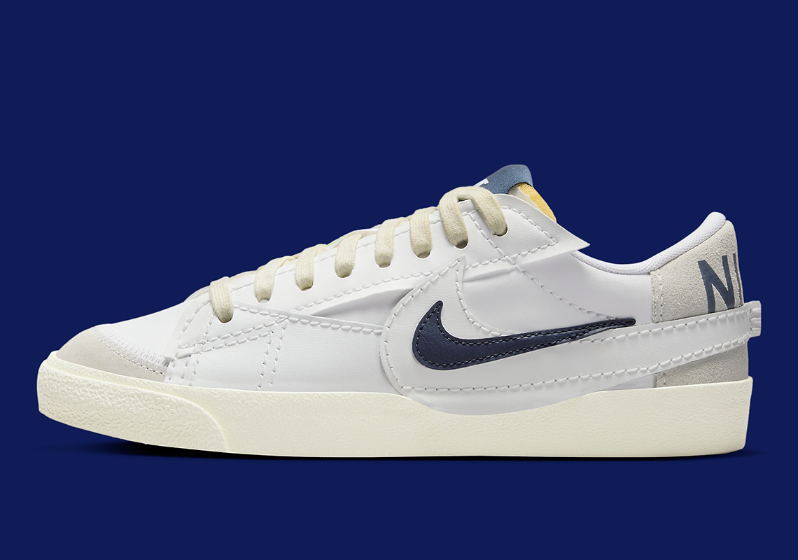 Nike Blazer Low Jumbo có hai bộ móc đôi và các điểm nhấn màu xanh navy trên đó - 1