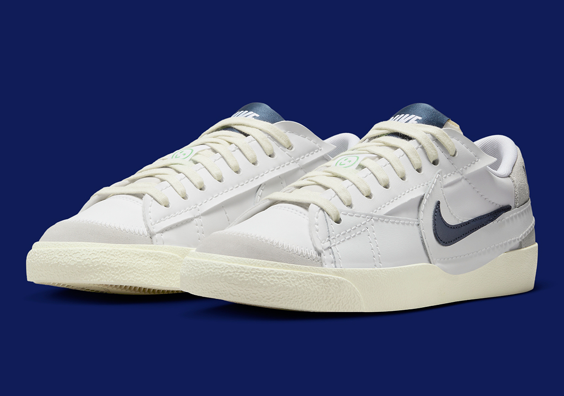 Nike Blazer Low Jumbo có hai bộ móc đôi và các điểm nhấn màu xanh navy trên đó - 2