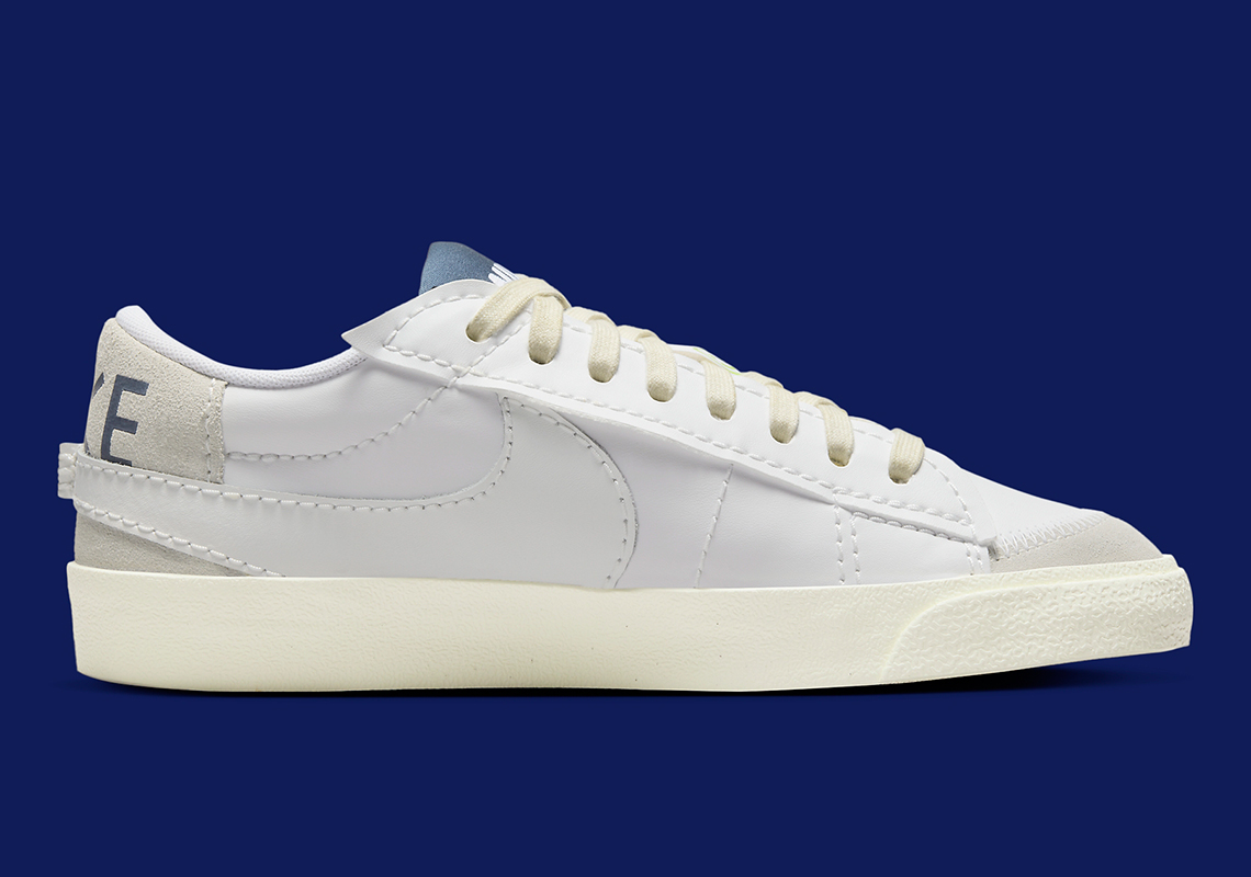 Nike Blazer Low Jumbo có hai bộ móc đôi và các điểm nhấn màu xanh navy trên đó - 3