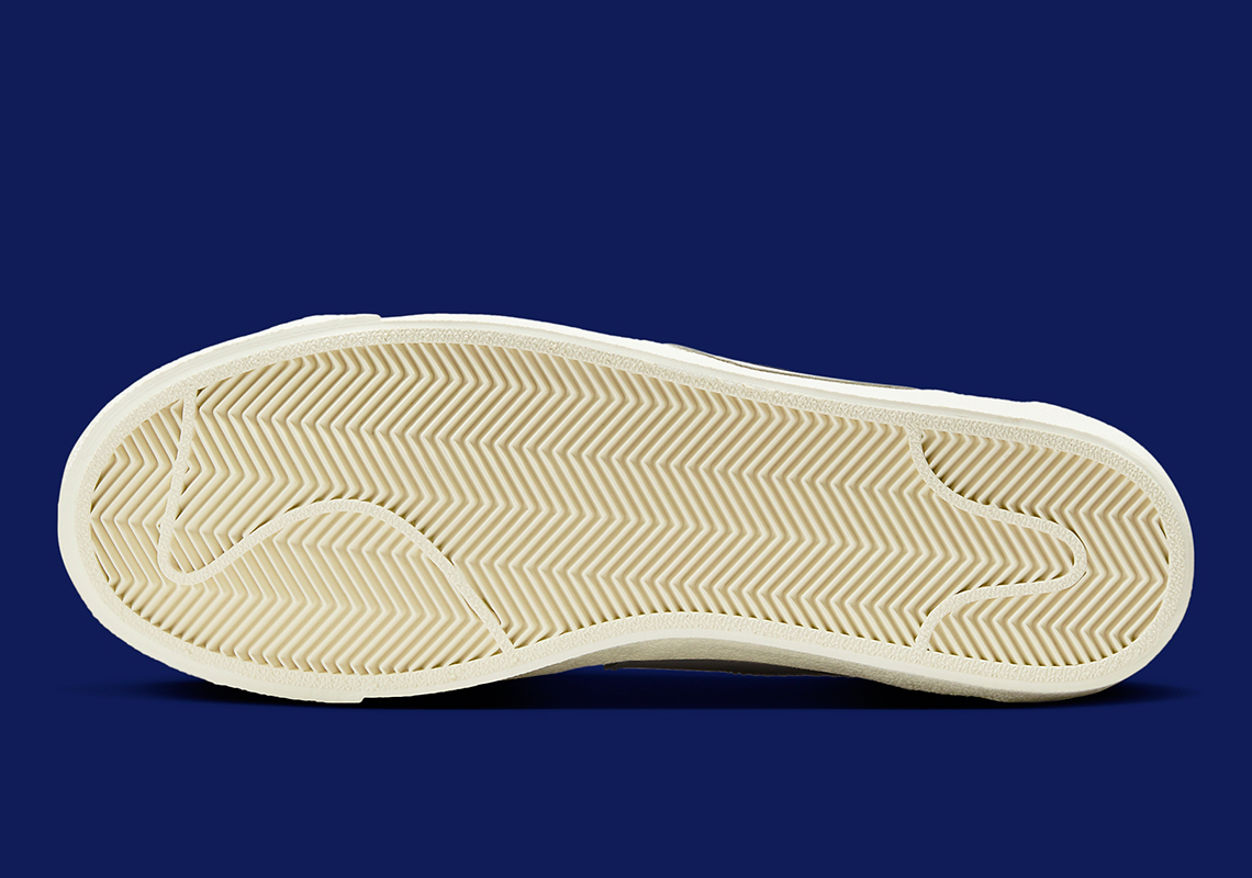 Nike Blazer Low Jumbo có hai bộ móc đôi và các điểm nhấn màu xanh navy trên đó - 6