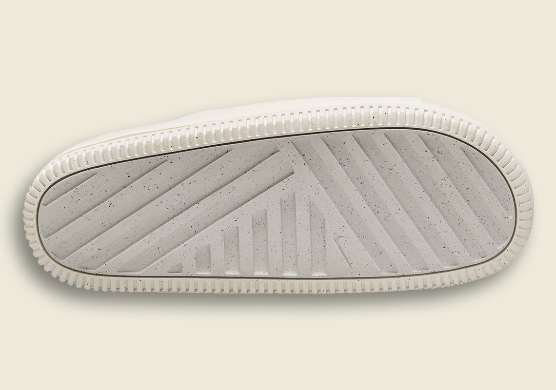 Nike Calm Slide giống với một trong hai thiết kế được cấp bằng sáng chế của Kanye West - 15
