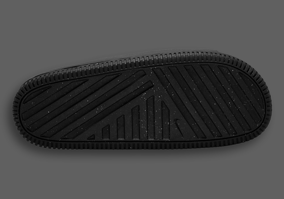 Nike Calm Slide giống với một trong hai thiết kế được cấp bằng sáng chế của Kanye West - 16