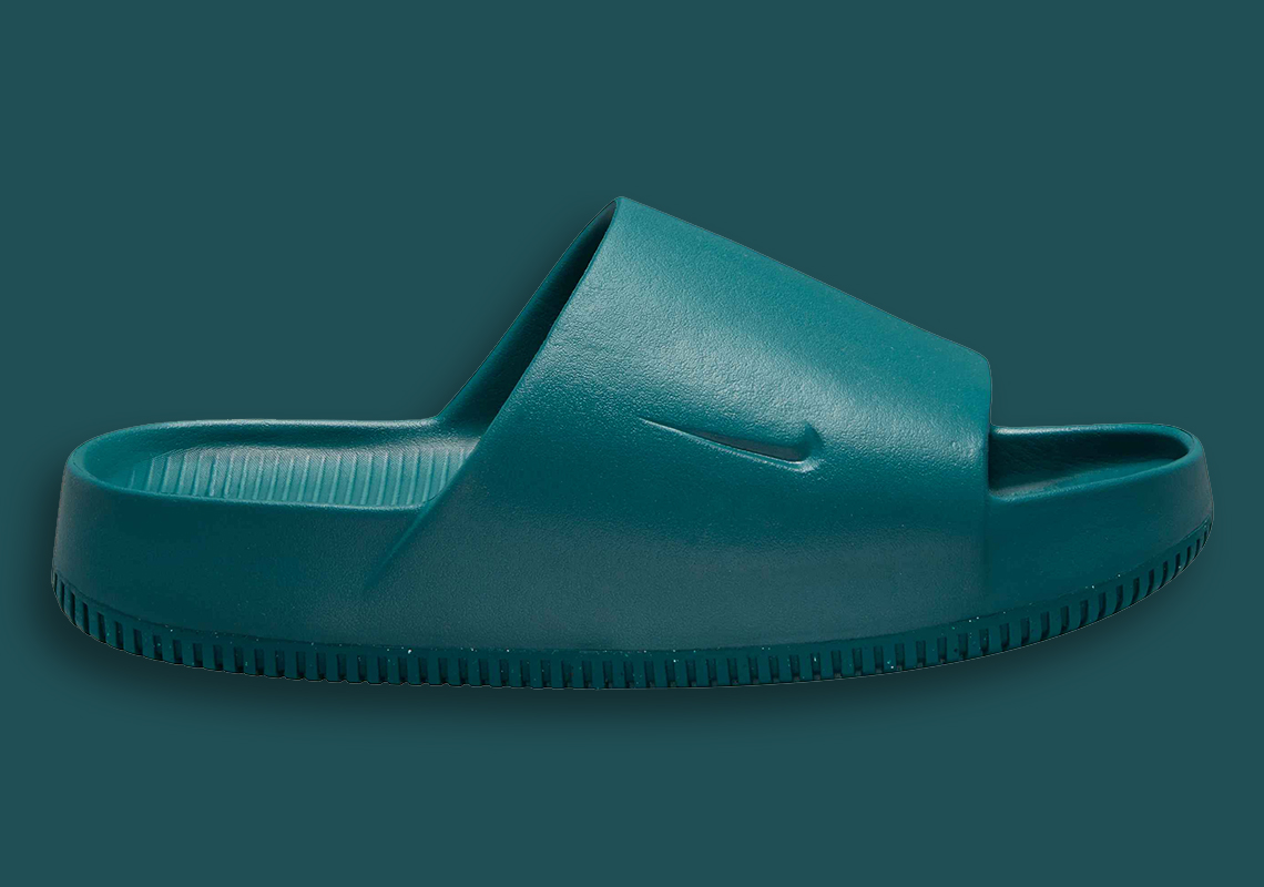 Nike Calm Slide giống với một trong hai thiết kế được cấp bằng sáng chế của Kanye West - 4