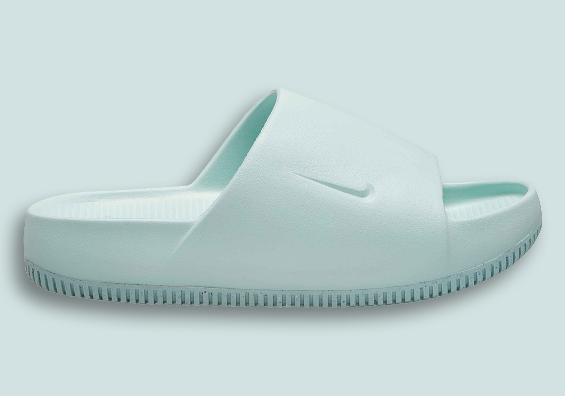 Nike Calm Slide giống với một trong hai thiết kế được cấp bằng sáng chế của Kanye West - 5